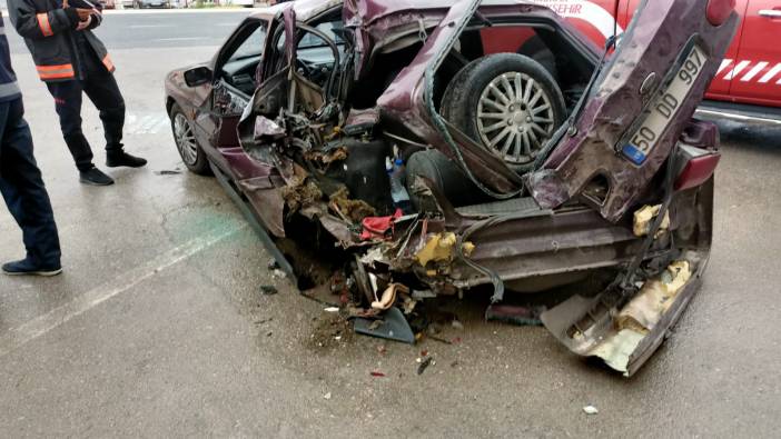 Midibüs, kırmızı ışıkta bekleyen 2 otomobile çarptı: 7 yaralı