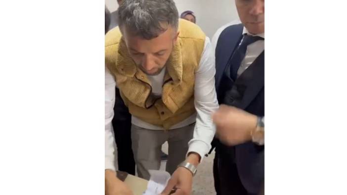 Ağabeyinin yerine oy kullanmak isterken yakalandı