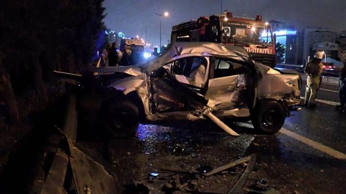 Ümraniye’de otomobil emniyet şeridindeki minibüse çarptı: 1 ölü 2 yaralı
