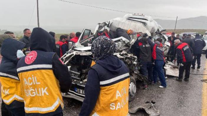 Sivas'ta yolcu minibüsü ile TIR çarpıştı: 4 ölü, 3 yaralı