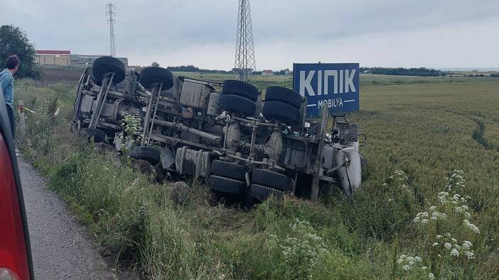 Beton mikseri düz yolda devrildi