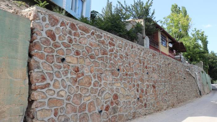 İstinat duvarı yaşlı çiftin evini yerle bir etti