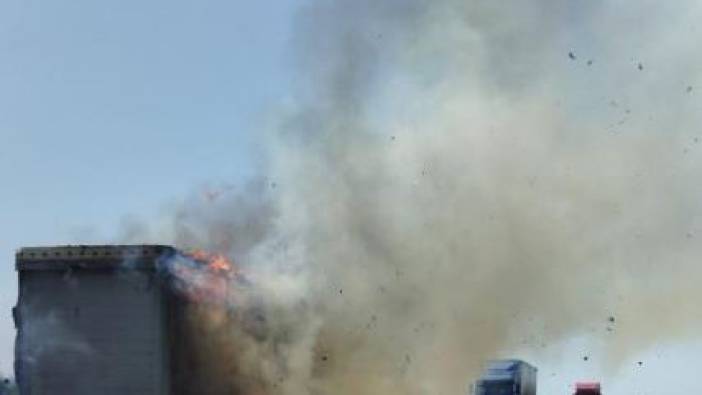 Seyir halindeki tır alev aldı