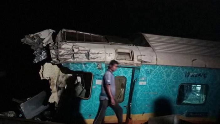 Hindistan'da katliam gibi tren kazası: En az 50 kişi hayatını kaybetti, yüzlerce yaralı var