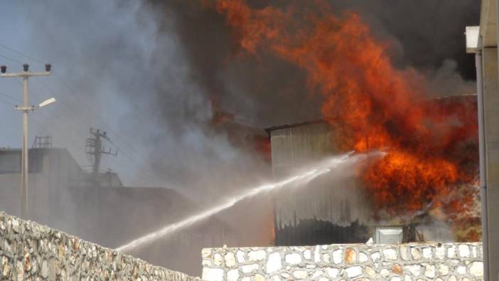 Mersin'de mobilya fabrikasında yangın