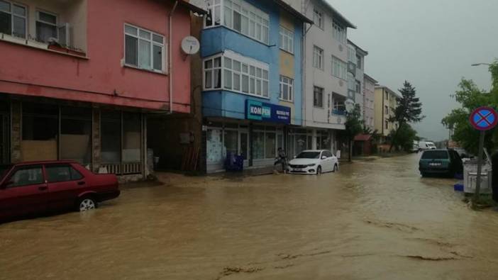 Kastamonu'da etkili olan sağanakta bazı ev ve iş yerlerini su bastı