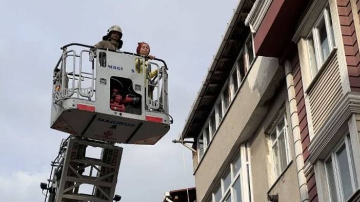 Sultangazi'de merdivenleri çöken binadaki 12 kişiyi itfaiye kurtardı