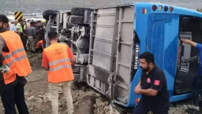 Mersin'de işçileri taşıyan midibüs devrildi: 12 yaralı