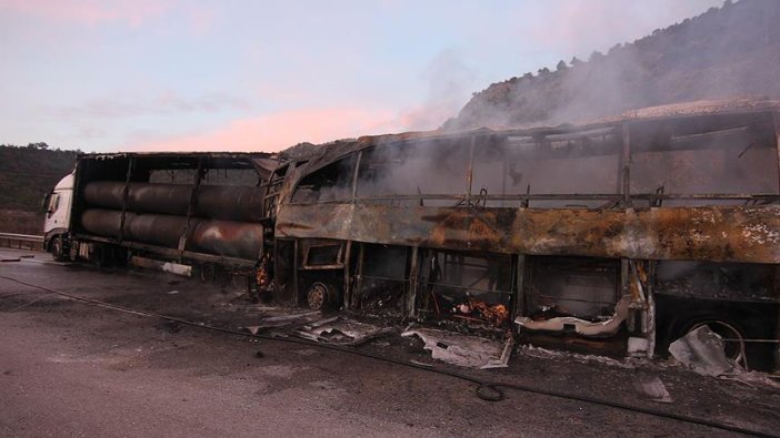 Çorum'da tıra çarpan yolcu otobüsü alev aldı: 13 ölü