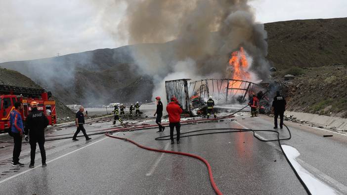 İki tır çarpıştı! Taşıdıkları sprey tüpleri bomba gibi patladı