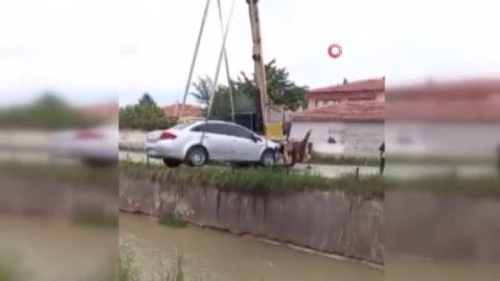 Bariyerleri aşan otomobil dereye uçtu