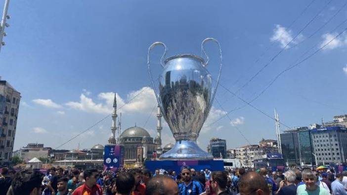 Final öncesi Taksim Meydanı'nda coşku