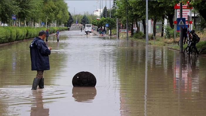 Kayseri'de sağanak rögar kapaklarını yerinden çıkardı