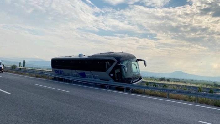 Manisa'da yolcu otobüsü bariyere girdi