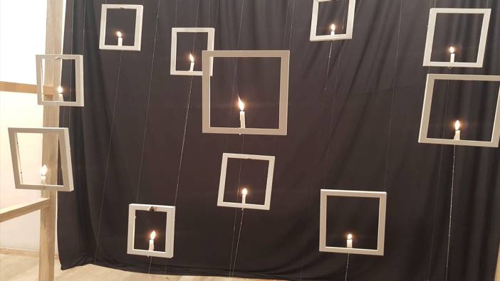 Depremin izleri 11 boş çerçeveyle anlatıldı