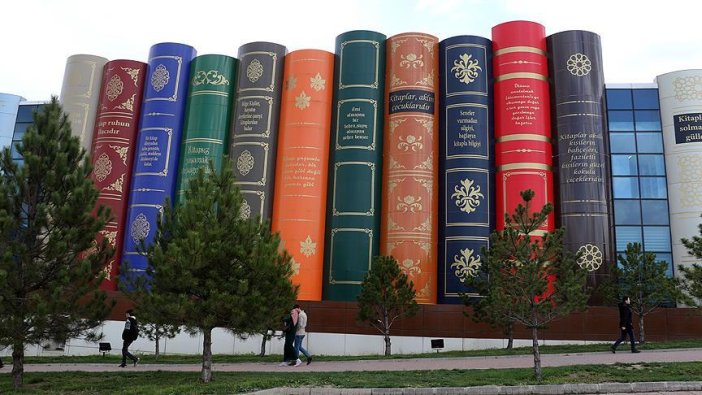 Kütüphanenin içi de dışı da 'kitap'