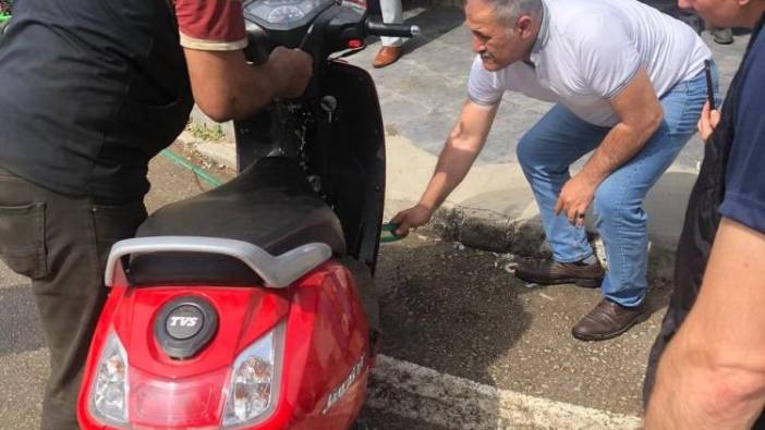 Motosikletin içinden 1 metrelik yılan çıktı