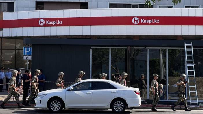 Kazakistan’da rehin alınan banka çalışanları kurtarıldı