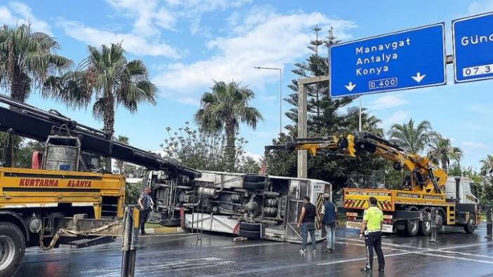 Alanya'da midibüs devrildi; 13 yaralı