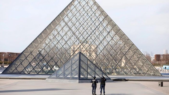 Louvre Müzesi önünde askere saldırı