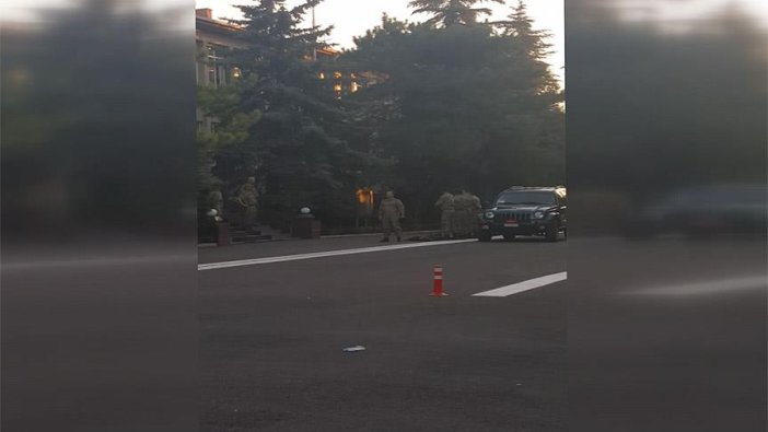 Darbeci generali selamlayarak teslim olmuşlar