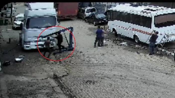 Tırın altında kalmaktan son anda kurtuldular