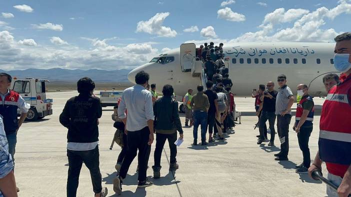Afganistan uyruklu 296 kaçak göçmen ülkelerine gönderildi
