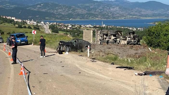 Tokat'ta korkunç kaza: Otomobil ile kamyon çarpıştı, ölü ve yaralılar var