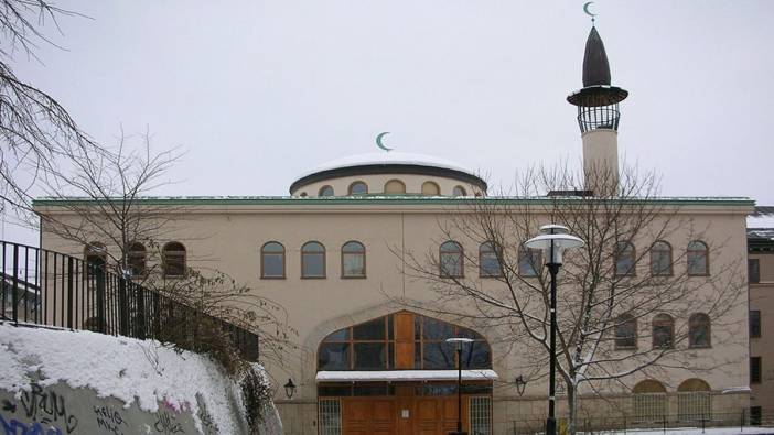 İsveç'te Kurban Bayramı'nda cami önünde Kur'an-ı Kerim yakıldı