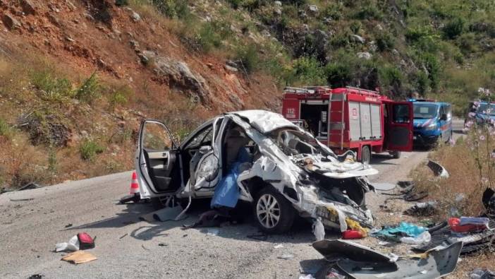 Antalya’da feci kaza: 2 ölü, 1’i ağır 3 yaralı