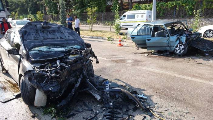 Isparta'da iki otomobil feci şekilde çarpıştı: 7 yaralı 1 ölü