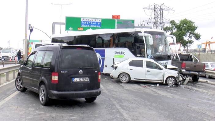 Arnavutköy'de faciadan dönüldü: Karşı şeride geçen otobüs çok sayıda araca çarptı