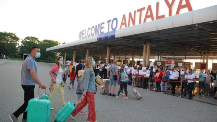 Tatilin tadını Antalya'ya akın eden yabancılar çıkardı