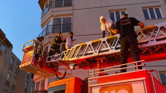 Hatay'daki yangında mahsur kalan 25 kişi kurtarıldı