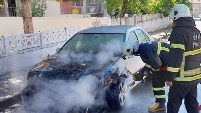 Park halindeki otomobil alev aldı