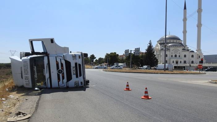 Virajı alamayan tır devrildi