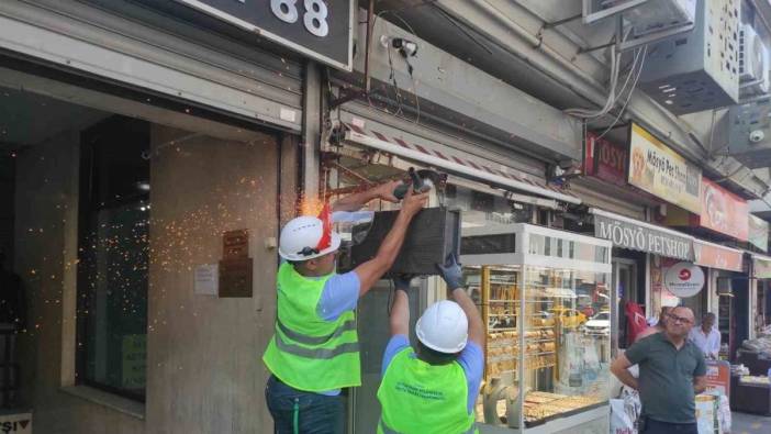 İzmir'de Arapça tabelalar kaldırıldı