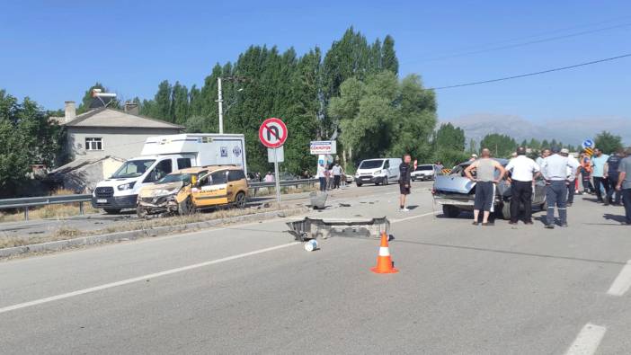 Taksi ile otomobil çarpıştı