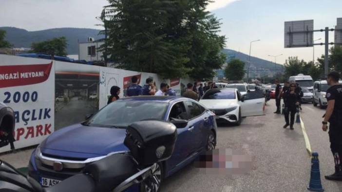 Otomobilde seyir halindeyken arkadaşı tarafından boğazından bıçaklanarak öldürüldü