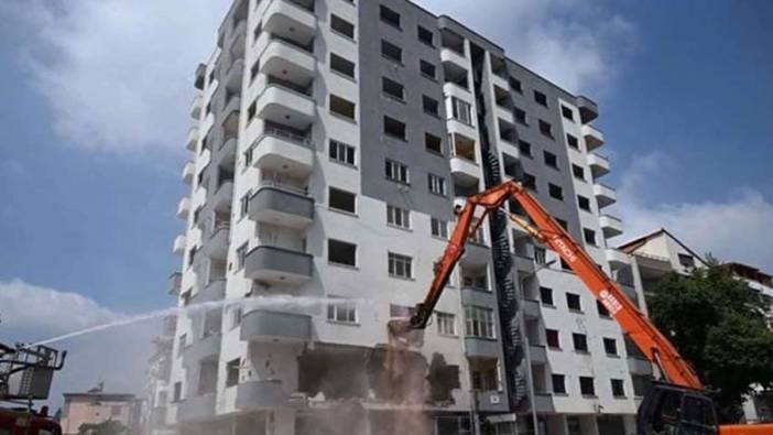 Osmaniye'de hasarlı bina yıkım esnasında çöktü