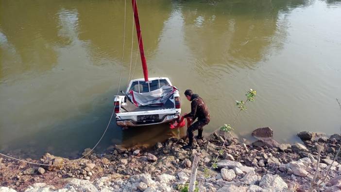 Nehre düşen kamyonet 3 gün sonra çıkartıldı