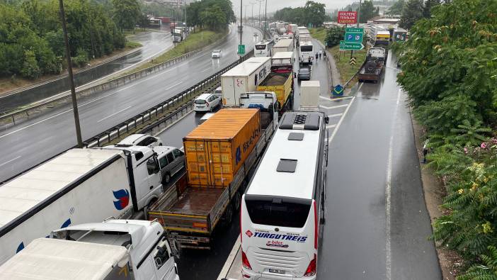 TIR devrilince İstanbul istikametinde ulaşım aksadı