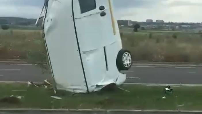 Direğe çarpan araç şaha kalktı