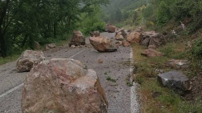 Kütahya Tavşanlı'da kara yoluna düşen kayalar ulaşımı aksattı