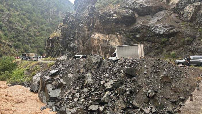Artvin-Şavşat yolunda heyelan