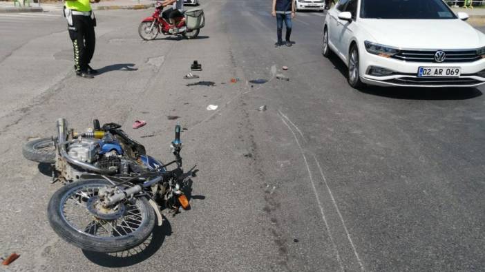 İki otomobil motosiklete çarptı: 1'i ağır 3 yaralı