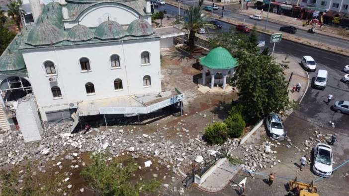 Mersin'de fırtına minareyi devirdi: 2 yaralı