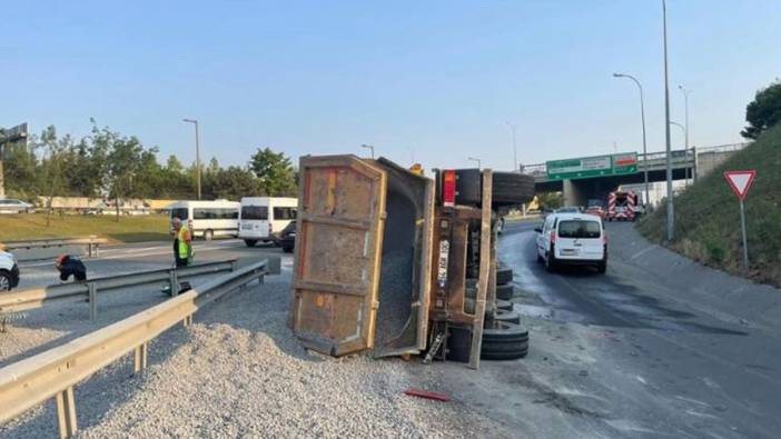 Eyüpsultan'da çakıl yüklü kamyon devrildi: 2 yaralı