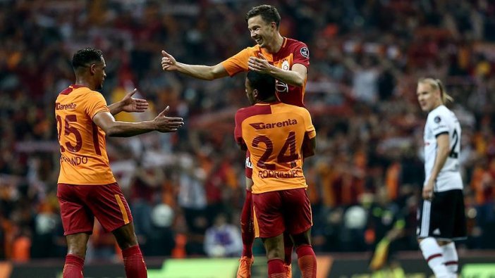 Galatasaray, Beşiktaş'ı 2 golle geçti