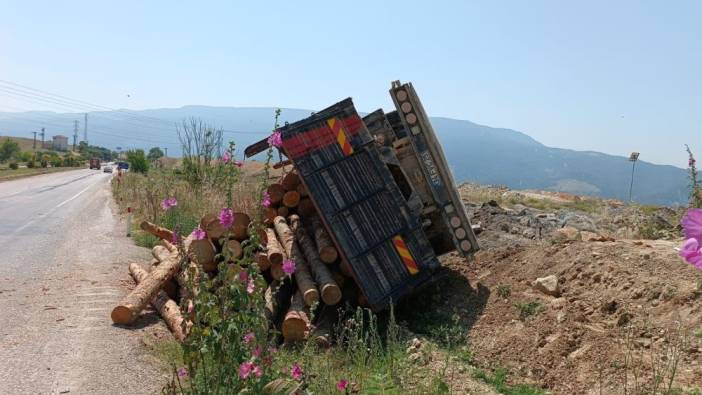 Karabük'te tomruk yüklü kamyon devrildi: 2 yaralı